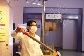 ミニ実験「パチッとあそぼう　静電気」